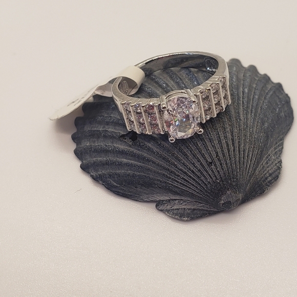 NEW Cubic Zirconia Elevated OVAL Ring 8 Sterling Silver Plated - Picture 1 of 10